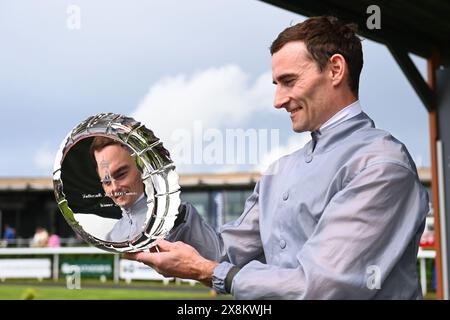 Jockey Danny Tudhope con il trofeo dopo aver vinto il Tattersalls Irish 1000 Guineas con Fallen Angel al Tattersalls Irish Guineas Festival 3° giorno al Curragh Racecourse, County Kildare. Data foto: Domenica 26 maggio 2024. Foto Stock