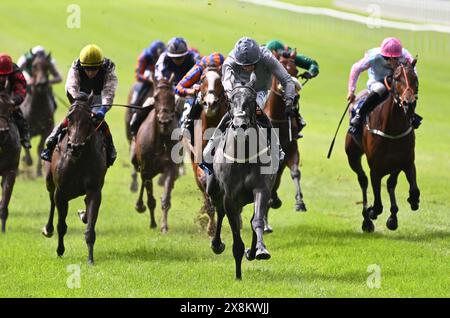 Fallen Angel e Danny Tudhope hanno vinto il Tattersalls Irish 1000 Guineas al Tattersalls Irish Guineas Festival 3° giorno all'ippodromo di Curragh, County Kildare. Data foto: Domenica 26 maggio 2024. Foto Stock