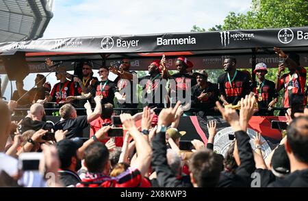 Leverkusen, Germania. 26 maggio 2024. I giocatori di Leverkusen arrivano alla BayArena in una sala giochi a bordo di un autobus scoperto. Il Bayer Leverkusen ha vinto la DFB Cup con una vittoria 1:0 contro 1. FC Kaiserslautern, completando così il doppio dopo aver vinto il campionato tedesco. Credito: David Inderlied/dpa/Alamy Live News Foto Stock