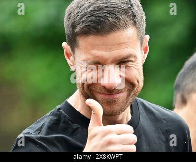 Leverkusen, Germania. 26 maggio 2024. Il coach di Leverkusen Xabi Alonso gestirebbe durante una gara in moto dal castello di Morsbroich alla BayArena. Il Bayer Leverkusen ha vinto la DFB Cup con una vittoria 1:0 contro 1. FC Kaiserslautern e così ha reso il doppio perfetto dopo aver vinto il campionato tedesco. - Crediti recrop: Marius Becker/dpa/Alamy Live News Foto Stock