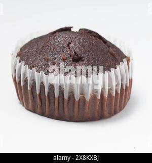 Muffin al cioccolato isolata, cupcake al cioccolato da vicino su sfondo bianco. Foto Stock