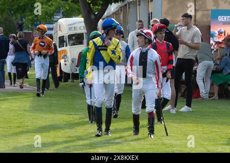 Windsor, Regno Unito. 25 maggio 2024. I fantini Darragh Keenan (L) e Edward Greatrex (R) camminano verso il Parade Ring presso l'ippodromo Royal Windsor per le incredibili tappe della bambinaia vietate dello Sri Lanka. Crediti: Maureen McLean/Alamy Live News Foto Stock