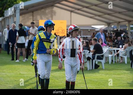 Windsor, Regno Unito. 25 maggio 2024. I fantini Darragh Keenan (L) e Edward Greatrex (R) camminano verso il Parade Ring presso l'ippodromo Royal Windsor per le incredibili tappe della bambinaia vietate dello Sri Lanka. Crediti: Maureen McLean/Alamy Live News Foto Stock