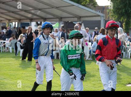 Windsor, Regno Unito. 25 maggio 2024. I fantini Jack Mitchell (L), Georgia Dobie (M) e George Bass (R) camminano verso l'anello della parata al Royal Windsor Racecourse per le incredibili Sri Lanka Restricted Maiden Stakes. Crediti: Maureen McLean/Alamy Live News Foto Stock