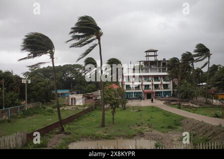 Dacca, Dacca, Bangladesh. 26 maggio 2024. I turisti stanno camminando attraverso l'area di Kuakata Sea Beach nel sud del Bangladesh mentre il ciclone Remal si avvicina il 26 maggio 2024. Il MET Office ha lanciato un segnale di pericolo per i porti di Mongla e Payra e per nove distretti costieri, avvertendo che il ciclone Remal potrebbe colpire questo pomeriggio. Crediti: ZUMA Press, Inc./Alamy Live News Foto Stock