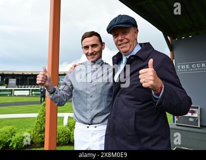 Jockey Danny Tudhope si è congratulato con l'allenatore Karl Burke dopo aver vinto il Tattersalls Irish 1000 Guineas con Fallen Angel al Tattersalls Irish Guineas Festival 3° giorno al Curragh Racecourse, County Kildare. Data foto: Domenica 26 maggio 2024. Foto Stock