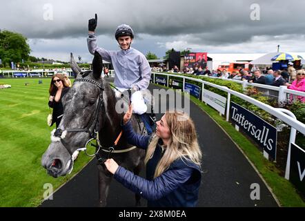 Fallen Angel e Danny Tudhope con lo sposo Alice Kettlewell dopo aver vinto il Tattersalls Irish 1000 Guineas on Tattersalls Irish Guineas Festival 3° giorno al Curragh Racecourse, County Kildare. Data foto: Domenica 26 maggio 2024. Foto Stock