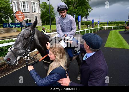 Fallen Angel e Danny Tudhope si sono congratulati con l'allenatore Karl Burke con lo sposo Alice Kettlewell dopo aver vinto il Tattersalls Irish 1000 Guineas on Tattersalls Irish Guineas Festival Day 3 presso l'ippodromo di Curragh, County Kildare. Data foto: Domenica 26 maggio 2024. Foto Stock