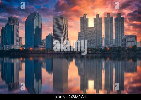 Cityscape immagine del Parco Benchakitti presso sunrise a Bangkok, in Thailandia. Foto Stock