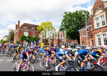 2024 RideLondon Classique Women's WorldTour gara ciclistica tappa due a Maldon, Essex, Regno Unito. I ciclisti corrono nella High Street oltre West Square Foto Stock