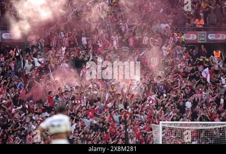 I tifosi del Southampton celebrano la promozione in Premier League dopo la vittoria nella finale dei play-off del campionato Sky Bet allo stadio di Wembley, Londra. Data foto: Domenica 26 maggio 2024. Foto Stock