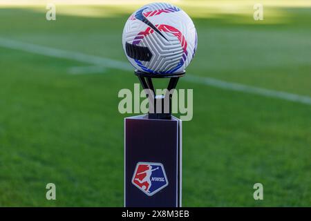 Bridgeview, Illinois, Stati Uniti. 25 maggio 2024. Una visione generale del pallone prima dell'azione della NWSL Soccer tra il Racing Louisville FC e i Chicago Red Stars al SeatGeek Stadium di Bridgeview, Illinois. John Mersits/CSM/Alamy Live News Foto Stock