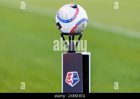 Bridgeview, Illinois, Stati Uniti. 25 maggio 2024. Una visione generale del pallone durante l'azione della partita di calcio NWSL tra il Racing Louisville FC e i Chicago Red Stars al SeatGeek Stadium di Bridgeview, Illinois. John Mersits/CSM/Alamy Live News Foto Stock