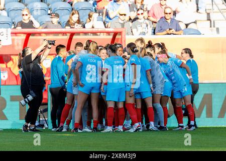 Bridgeview, Illinois, Stati Uniti. 25 maggio 2024. I Chicago Red Stars si riuniscono prima della partita di calcio NWSL tra il Racing Louisville FC e i Chicago Red Stars al SeatGeek Stadium di Bridgeview, Illinois. John Mersits/CSM/Alamy Live News Foto Stock