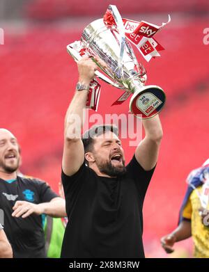 Il manager del Southampton Russell Martin solleva il trofeo di fronte ai tifosi dopo aver vinto la promozione in Premier League dopo la finale dei play-off dello Sky Bet Championship al Wembley Stadium di Londra. Data foto: Domenica 26 maggio 2024. Foto Stock