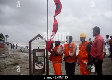 Dacca, Dacca, Bangladesh. 26 maggio 2024. I turisti stanno camminando attraverso Kuakata Sea Beach nel sud del Bangladesh mentre il ciclone Remal si avvicina il 26 maggio 2024. Il MET Office ha lanciato un segnale di pericolo per i porti di Mongla e Payra e per nove distretti costieri, avvertendo che il ciclone Remal potrebbe colpire questo pomeriggio. Crediti: ZUMA Press, Inc./Alamy Live News Foto Stock