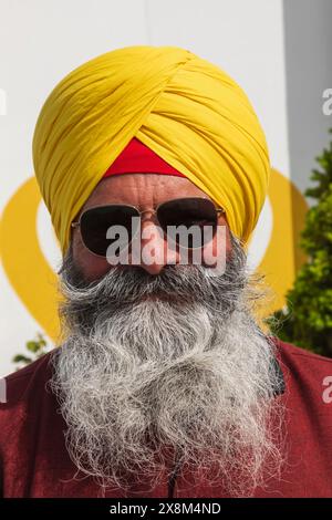 Inghilterra, Kent, Gravesend, il Guru Nanak Darbar Gurdwara, l'annuale Vaisakhi, alias Baisakhi Festival, che si tiene il 13 aprile, l'uomo barbuto vestito di colori Foto Stock