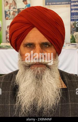 Inghilterra, Kent, Gravesend, il Guru Nanak Darbar Gurdwara, l'annuale Vaisakhi, alias Baisakhi Festival, che si tiene il 13 aprile, l'uomo barbuto vestito di colori Foto Stock