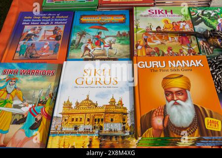 Inghilterra, Kent, Gravesend, il Guru Nanak Darbar Gurdwara, l'annuale Vaisakhi, alias Baisakhi Festival, che si tiene il 13 aprile, esposizione colorata di Books About Foto Stock