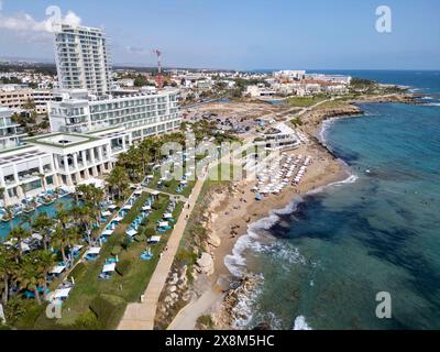 Vista aerea con droni dell'Antasia Beach Club e della spiaggia di Sodap, Paphos, Cipro Foto Stock