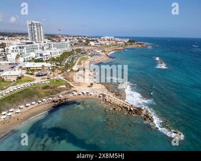 Vista aerea con droni dell'Antasia Beach Club e della spiaggia di Sodap, Paphos, Cipro Foto Stock