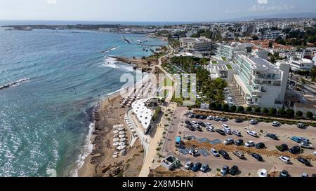 Vista aerea con droni dell'Antasia Beach Club e della spiaggia di Sodap, Paphos, Cipro Foto Stock