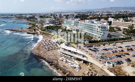 Vista aerea con droni dell'Antasia Beach Club e della spiaggia di Sodap, Paphos, Cipro Foto Stock