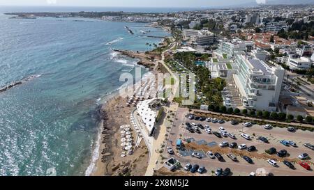 Vista aerea con droni dell'Antasia Beach Club e della spiaggia di Sodap, Paphos, Cipro Foto Stock