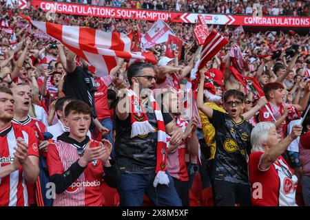 I tifosi del Southampton celebrano la vittoria della finale dei play-off del Campionato Sky Bet durante la finale di play-off Leeds United vs Southampton al Wembley Stadium, Londra, Regno Unito, 26 maggio 2024 (foto di Gareth Evans/News Images) Foto Stock