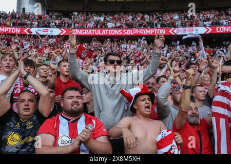 I tifosi del Southampton celebrano la vittoria della finale dei play-off del Campionato Sky Bet durante la finale di play-off Leeds United vs Southampton al Wembley Stadium, Londra, Regno Unito, 26 maggio 2024 (foto di Gareth Evans/News Images) Foto Stock