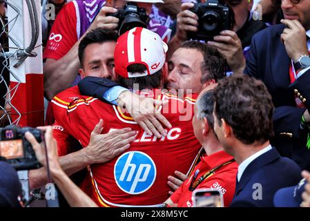 Monaco, Monte Carlo. 26 maggio 2024. (Da L a R): Il vincitore della gara Charles Leclerc (MON) Ferrari festeggia con Nicolas Todt (fra) driver Manager a parc ferme. 26.05.2024. Campionato del mondo di formula 1, Rd 8, Gran Premio di Monaco, Monte Carlo, Monaco, giorno della gara. Il credito fotografico dovrebbe essere: XPB/Alamy Live News. Foto Stock