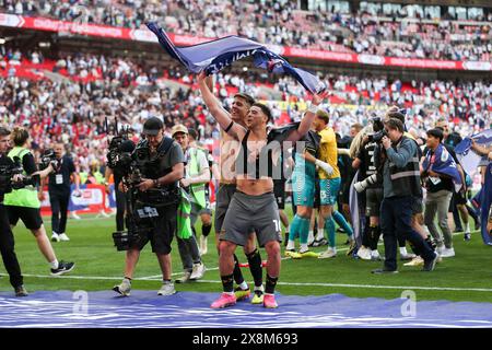 Londra, Regno Unito. 26 maggio 2024. L'attaccante del Southampton che Adams (10) il difensore del Southampton Jan Bednarek (35) celebra la promozione e la vittoria durante il Leeds United FC contro Southampton FC Sky bet EFL Championship finale al Wembley Stadium, Londra, Inghilterra, Regno Unito il 26 maggio 2024 Credit: Every Second Media/Alamy Live News Foto Stock