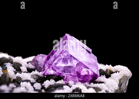 Fluorite viola su muscovite con dolomite bianca e sheelite arancione (proveniente dalla miniera Yaogangxian, Chenzhou, Hunan, Cina), texture macro per la fotografia Foto Stock