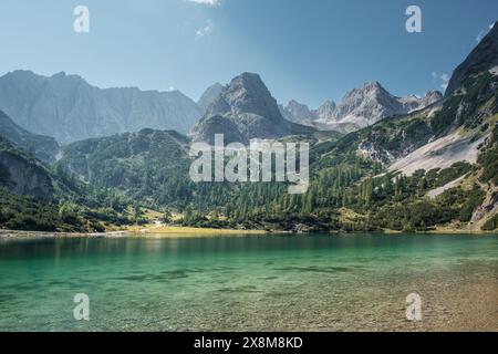 Vista dall'Alpe Ehrwalder allo splendido lago di montagna Seebensee con grandi montagne sullo sfondo. Foto Stock