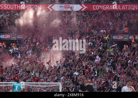 Londra, Regno Unito. 26 maggio 2024. I tifosi del Southampton festeggiano con la vittoria del Southampton e la promozione in Premier League. EFL Skybet Championship gioca la finale 2024, Leeds Utd contro Southampton allo stadio Wembley di Londra domenica 26 maggio 2024. Solo per uso editoriale. foto di Andrew Orchard/Andrew Orchard fotografia sportiva/Alamy Live News Credit: Andrew Orchard fotografia sportiva/Alamy Live News Foto Stock