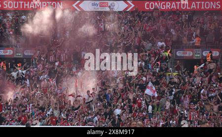 Londra, Regno Unito. 26 maggio 2024. I tifosi del Southampton festeggiano con la vittoria del Southampton e la promozione in Premier League. EFL Skybet Championship gioca la finale 2024, Leeds Utd contro Southampton allo stadio Wembley di Londra domenica 26 maggio 2024. Solo per uso editoriale. foto di Andrew Orchard/Andrew Orchard fotografia sportiva/Alamy Live News Credit: Andrew Orchard fotografia sportiva/Alamy Live News Foto Stock