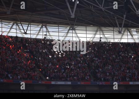 Londra, domenica 26 maggio 2024. I tifosi del Southampton festeggiano nei minuti morenti durante la finale di playoff dello SkyBet Championship tra il Leeds United e il Southampton allo Stadio di Wembley, Londra, domenica 26 maggio 2024. (Foto: Pat Scaasi | mi News) crediti: MI News & Sport /Alamy Live News Foto Stock