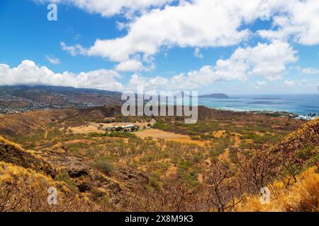 Leahi o cratere Diamond Head visto dalla cima del monumento statale Honolulu a Oahu, Hawaii. L'area era stata una difesa costiera militare strategica Foto Stock