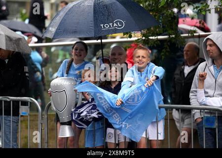 I tifosi si riuniscono prima della parata dei trofei a Manchester, dopo aver vinto il loro quarto titolo consecutivo in Premier League e il loro sesto in sette anni. Data foto: Domenica 26 maggio 2024. Foto Stock