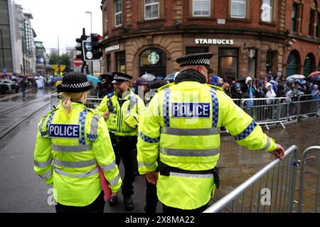 La polizia può essere vista prima della parata dei trofei a Manchester, dopo aver vinto il quarto titolo consecutivo di Premier League e il sesto in sette anni. Data foto: Domenica 26 maggio 2024. Foto Stock
