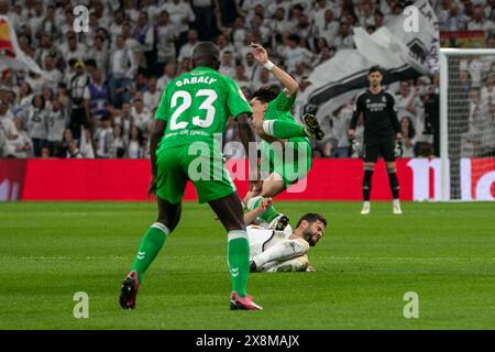 Héctor Bellerin del Real Betis visto in azione durante la partita di calcio della Liga EA Sports 2023/24 tra il Real Madrid e il Real Betis allo stadio Santiago Bernabeu. Risultato finale: Real Madrid 0:0 Real Betis. Foto Stock