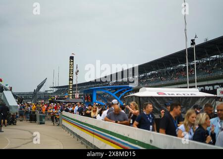 Indianapolis, Stati Uniti. 26 maggio 2024. INDIANAPOLIS, INDIANA - MAGGIO 26: I fan del viso vengono evacuati dalle tribune a causa di una tempesta di tuoni in arrivo. Scene del Brickyard prima dell'Indy 500 del 2024 all'Indianapolis Motor Speedway il 26 maggio 2024 a Indianapolis, Indiana. Crediti: Jeremy Hogan/Alamy Live News Foto Stock