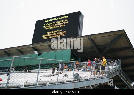 Indianapolis, Stati Uniti. 26 maggio 2024. INDIANAPOLIS, INDIANA - MAGGIO 26: I fan del viso vengono evacuati dalle tribune a causa di una tempesta di tuoni in arrivo. Scene del Brickyard prima dell'Indy 500 del 2024 all'Indianapolis Motor Speedway il 26 maggio 2024 a Indianapolis, Indiana. Crediti: Jeremy Hogan/Alamy Live News Foto Stock