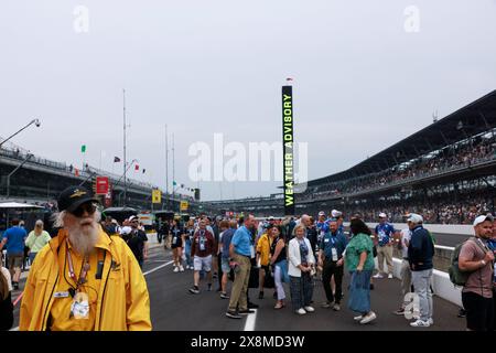 Indianapolis, Stati Uniti. 26 maggio 2024. INDIANAPOLIS, INDIANA - MAGGIO 26: I fan del viso vengono evacuati dalle tribune a causa di una tempesta di tuoni in arrivo. Scene del Brickyard prima dell'Indy 500 del 2024 all'Indianapolis Motor Speedway il 26 maggio 2024 a Indianapolis, Indiana. Crediti: Jeremy Hogan/Alamy Live News Foto Stock