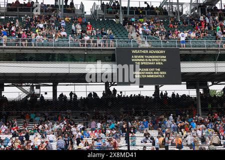 Indianapolis, Stati Uniti. 26 maggio 2024. INDIANAPOLIS, INDIANA - MAGGIO 26: I fan del viso vengono evacuati dalle tribune a causa di una tempesta di tuoni in arrivo. Scene del Brickyard prima dell'Indy 500 del 2024 all'Indianapolis Motor Speedway il 26 maggio 2024 a Indianapolis, Indiana. Crediti: Jeremy Hogan/Alamy Live News Foto Stock