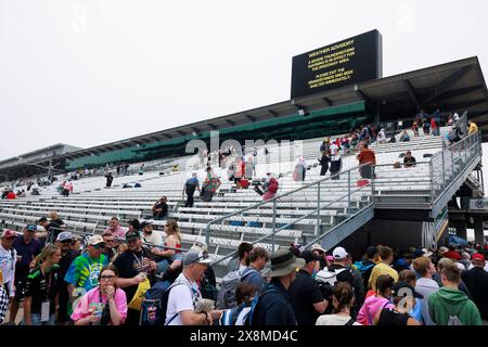 Indianapolis, Stati Uniti. 26 maggio 2024. INDIANAPOLIS, INDIANA - MAGGIO 26: I fan del viso vengono evacuati dalle tribune a causa di una tempesta di tuoni in arrivo. Scene del Brickyard prima dell'Indy 500 del 2024 all'Indianapolis Motor Speedway il 26 maggio 2024 a Indianapolis, Indiana. Crediti: Jeremy Hogan/Alamy Live News Foto Stock