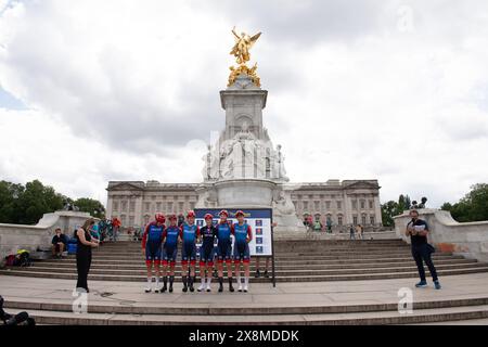 Londra, Regno Unito. 26 maggio 2024. CERATIZIT - LA SQUADRA CICLISTICA WNT PRO vince la categoria generale del team nell'ultima giornata di gare a Londra per la Ford Ride London Classique. Crediti: Peter Goding/Alamy Live News crediti: Peter Goding/Alamy Live News Foto Stock