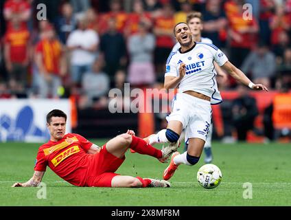 Copenaghen, Danimarca. 26 maggio 2024. Oliver Villadsen del Nordsjaelland e Elias Achouri della FCK durante il match di Superliga tra il Copenaghen e il Nordsjaelland a Parken a Copenaghen domenica 26 maggio 2024. (Foto: Claus Bech/Ritzau Scanpix) credito: Ritzau/Alamy Live News Foto Stock