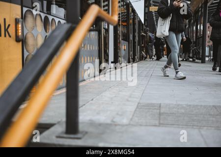 Manchester Regno Unito 26 maggio 2024. Le persone che salgono e escono da un treno alla trafficata stazione della città, indossano abiti invernali informali, in mezzo all'architettura urbana. Foto Stock