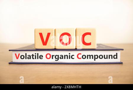 Simbolo del composto organico volatile VOC. Parole concettuali composti organici volatili VOC su bellissimi blocchi di legno. Splendido sfondo bianco. COV. Business Foto Stock